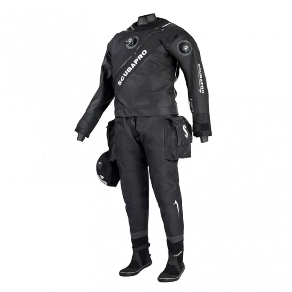 uchy skafander ScubaPro Evertech Dry Breathable Drysuit – czarny kombinezon trilaminatowy z kieszeniami cargo, butami i systemem szelek, zaprojektowany do nurkowania technicznego i rekreacyjnego.
