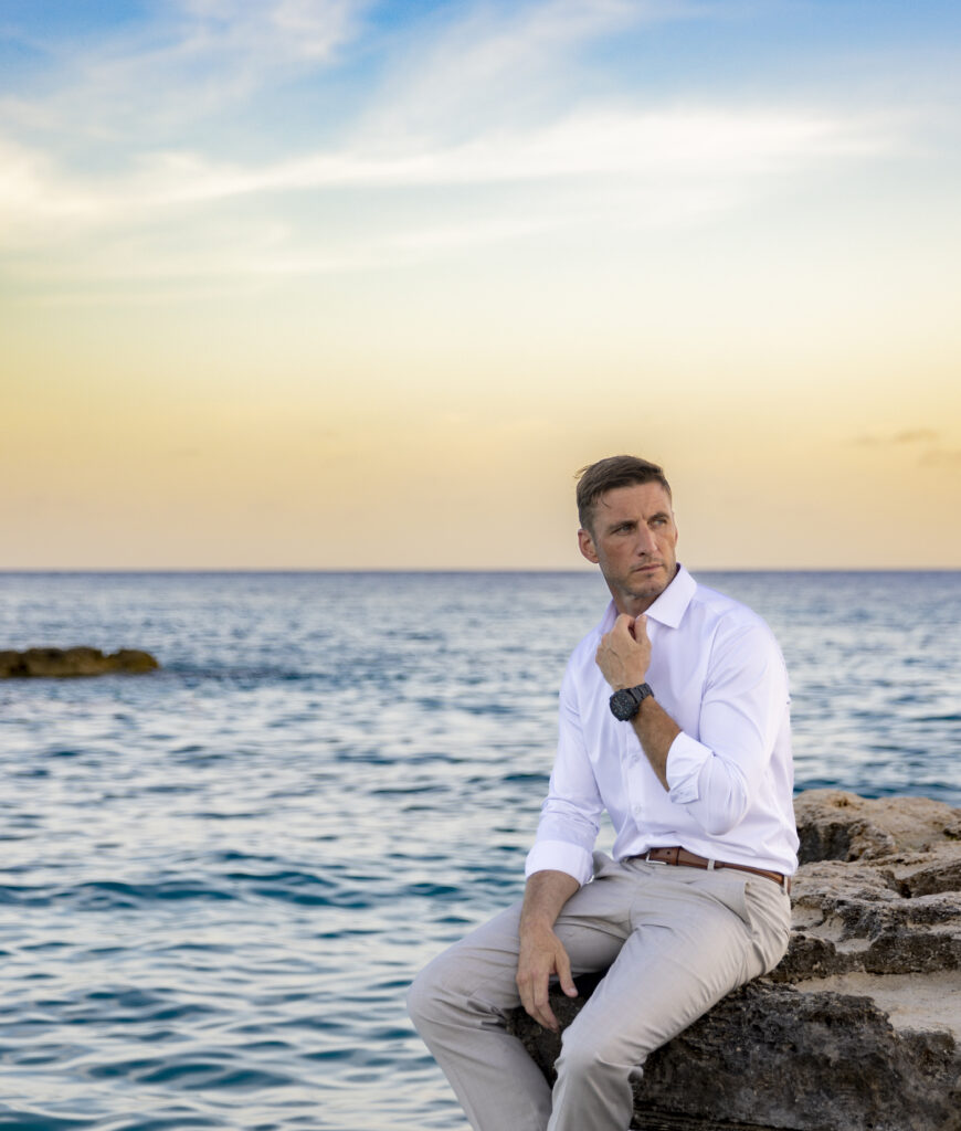 mężczyzna na tle oceanu, z Garmin Descent Mk3i 51 mm z Tytanową bransoletą