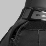 Pianka do nurkowania Waterproof W7 5mm – widok z przodu na czarno-szarą piankę z zamkiem i logo marki.