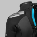 Pianka do nurkowania Waterproof W7 5mm – widok z przodu na czarno-szarą piankę z zamkiem i logo marki.
