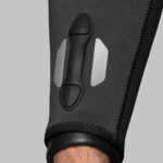 Skafander suchy Waterproof D7 EVO – widok z przodu na czarny skafander z kieszeniami i zamkiem TIZIP.