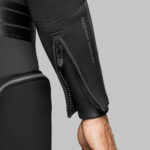 Skafander suchy Waterproof D7 EVO – widok z przodu na czarny skafander z kieszeniami i zamkiem TIZIP.