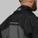 Skafander suchy Waterproof D7 EVO – widok z przodu na czarny skafander z kieszeniami i zamkiem TIZIP.