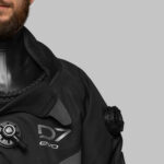 Skafander suchy Waterproof D7 EVO – widok z przodu na czarny skafander z kieszeniami i zamkiem TIZIP.