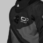 Skafander suchy Waterproof D7 EVO – widok z przodu na czarny skafander z kieszeniami i zamkiem TIZIP.