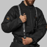Skafander suchy Waterproof D7 EVO – widok z przodu na czarny skafander z kieszeniami i zamkiem TIZIP.