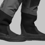 Skafander suchy Waterproof D7 EVO – widok z przodu na czarny skafander z kieszeniami i zamkiem TIZIP.