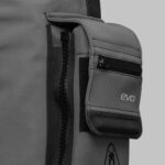 Skafander suchy Waterproof D7 EVO – widok z przodu na czarny skafander z kieszeniami i zamkiem TIZIP.