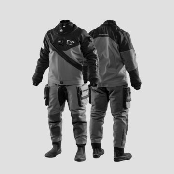 Skafander suchy Waterproof D7 EVO – widok z przodu na czarny skafander z kieszeniami i zamkiem TIZIP