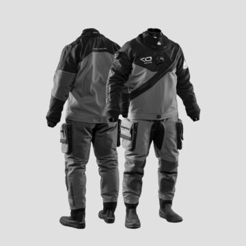 Skafander suchy Waterproof D7 EVO – widok z przodu na czarny skafander z kieszeniami i zamkiem TIZIP.