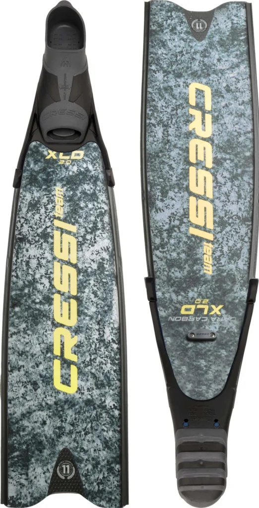 Płetwy Cressi Gara Turbo Grey Camo – długie płetwy freedivingowe w kolorystyce kamuflażu szarego, widok z boku z anatomicznym kaloszem.