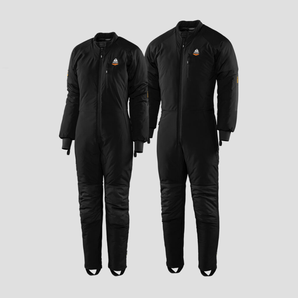 Waterproof NORD 200G – jednoczęściowa bielizna termiczna w formie czarnego kombinezonu z długim rękawem i nogawkami, widok z przodu z zamkiem błyskawicznym