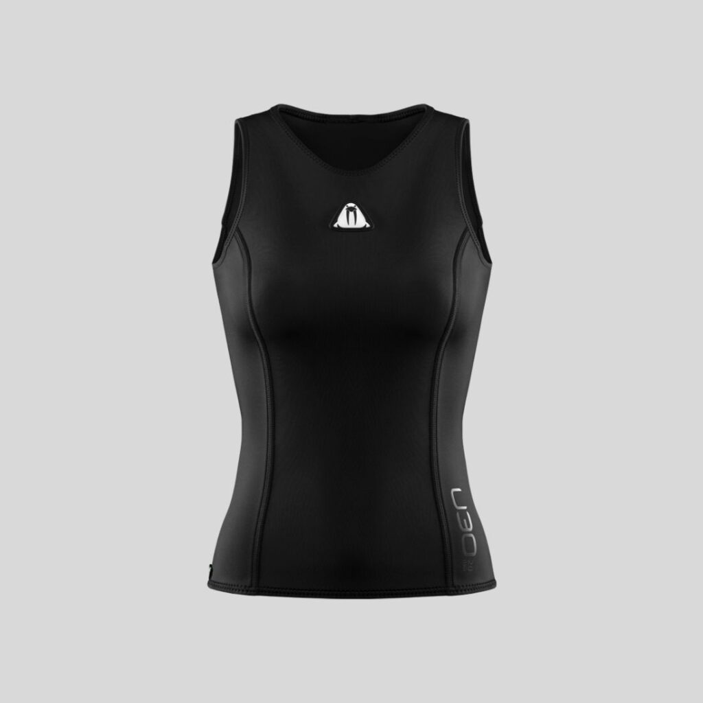 Ocieplacz neoprenowy Waterproof U30 2mm – widok z przodu, czarny model bez rękawów, dopasowany do sylwetki