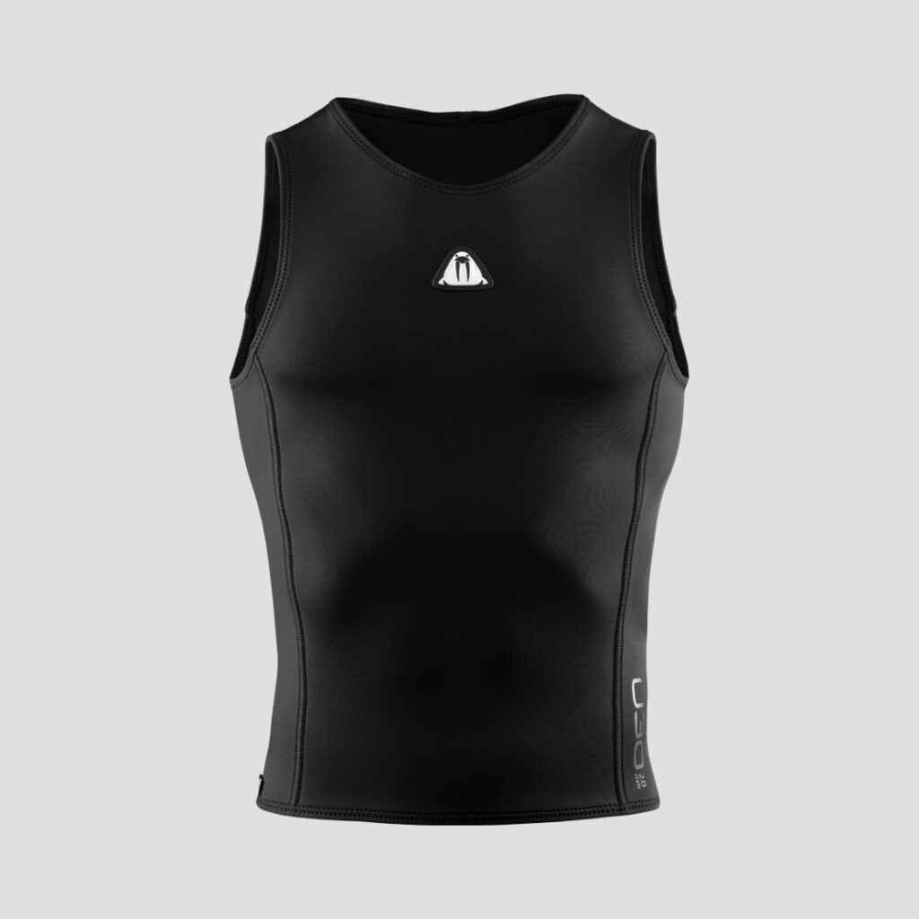 Ocieplacz neoprenowy Waterproof U30 2mm – widok z przodu, czarny model bez rękawów, dopasowany do sylwetki, męski