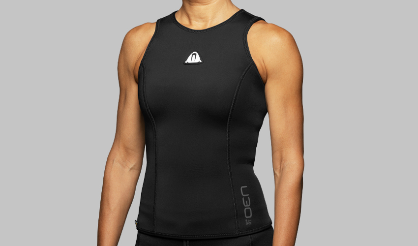 Ocieplacz neoprenowy Waterproof U30 2mm – widok z przodu, czarny model bez rękawów, dopasowany do sylwetki