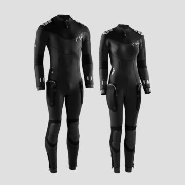 Pianka do nurkowania Waterproof W7 5mm – widok z przodu na czarno-szarą piankę z zamkiem i logo marki.