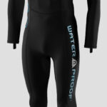 Kombinezon Waterproof WP Skinn – cienki, czarny model z długimi rękawami i nogawkami, widok z przodu