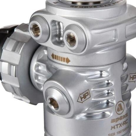 Apeks MTX-RC DIN – profesjonalny automat oddechowy do nurkowania w zimnej wodzie, z regulacją oporów oddechowych, w zestawie z kompletem węży i octopusem.