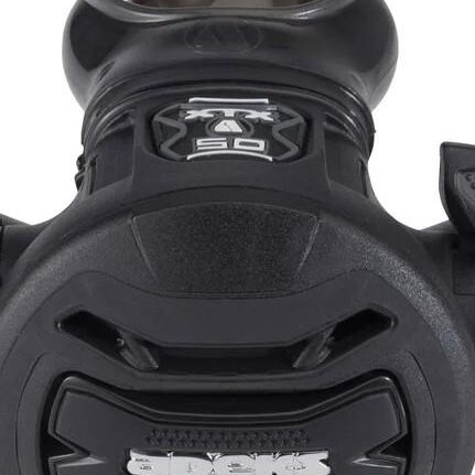 Apeks XTX50 – 2 stopień automatu oddechowego, odciążony i wyposażony w regulację oporów wdechu, efekt Venturi Comfo-bite™ i wymiennik ciepła, idealny do nurkowań rekreacyjnych i technicznych.