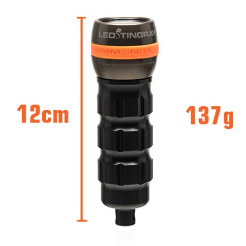 Latarka nurkowa Ammonite System LED Stingray Mark II z akumulatorem Li-Ion 21700, kompaktowa, 3 diody LED CREE, maks. 1300 lm, wodoszczelność do 200 m, korpus z polimeru i głowica aluminiowa.