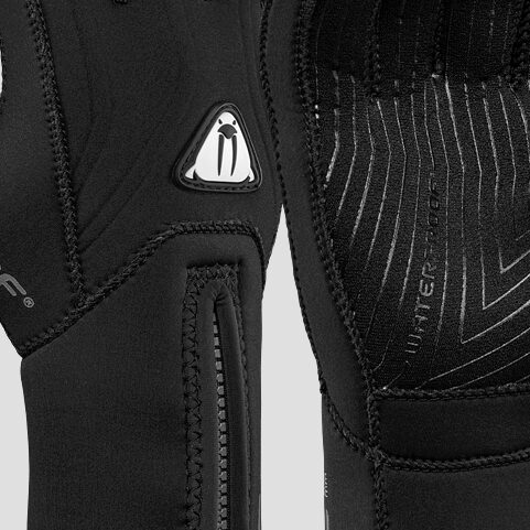 Rękawice nurkowe Waterproof G2 Aramid 5 mm w kolorze czarnym z włóknem Kevlar® i neoprenem, zaprojektowane dla maksymalnej ochrony i elastyczności podczas nurkowań.