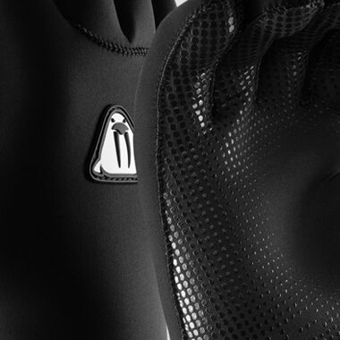 Rękawice nurkowe Waterproof G50 5 mm wykonane z elastycznego neoprenu Microcell CR z antypoślizgową powłoką na dłoniach, idealne do nurkowania w umiarkowanych warunkach.
