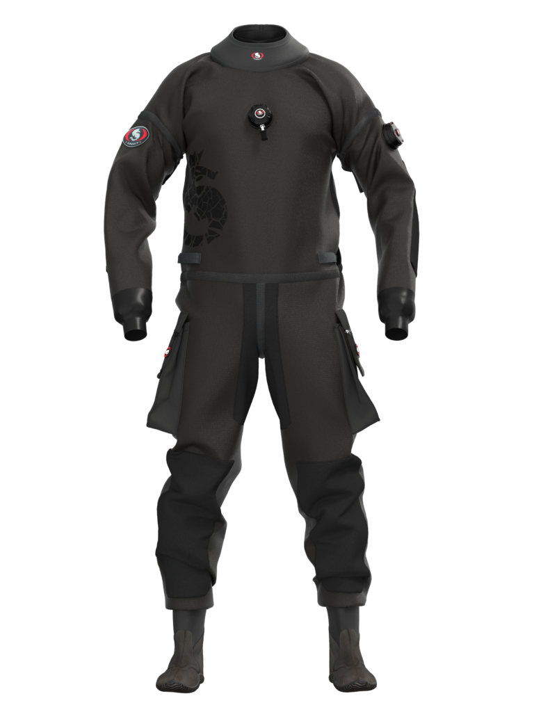 Ursuit Cordura BZ – wytrzymały kombinezon suchy do nurkowań technicznych i wrakowych, wykonany z trójwarstwowej tkaniny Cordura z wzmocnieniami na łokciach, kolanach i kroku.