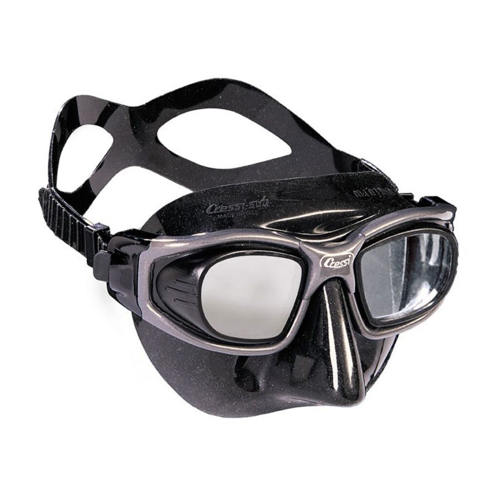 Czarna maska do freedivingu Cressi Minima z niską pojemnością wewnętrzną i ergonomicznym dopasowaniem do twarzy.