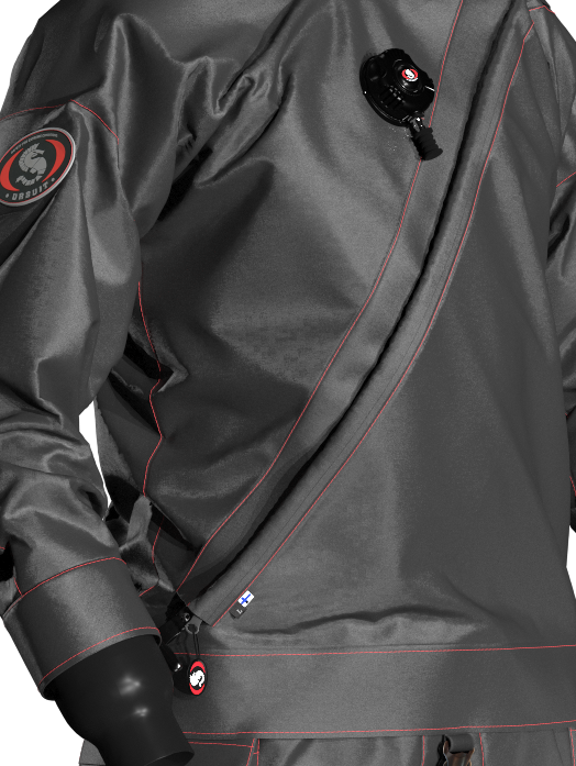 Kombinezon suchy Ursuit Heavy Light z zamkiem YKK Aquaseal, wykonany z wytrzymałego trilaminatu, w kolorze czarnym, z kieszeniami udowymi i ocieplanym kołnierzem.