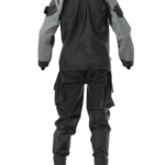 Suchy kombinezon Ursuit One Performance z lekkiego, trójwarstwowego trilaminatu, z teleskopową talią, przednim zamkiem i wzmocnieniami Cordura, przeznaczony do nurkowania w zimnych wodach.