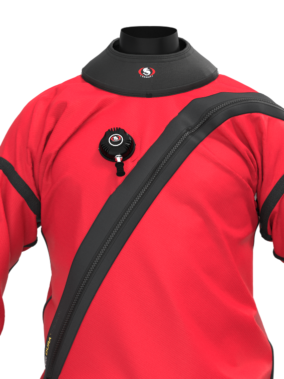 Zdjęcie suchego kombinezonu Ursuit RedQ w kolorze pomarańczowym z odblaskowymi elementami, przeznaczonego do nurkowań ratowniczych, technicznych i wrakowych, wykonanego z trwałej trójwarstwowej tkaniny Cordura.