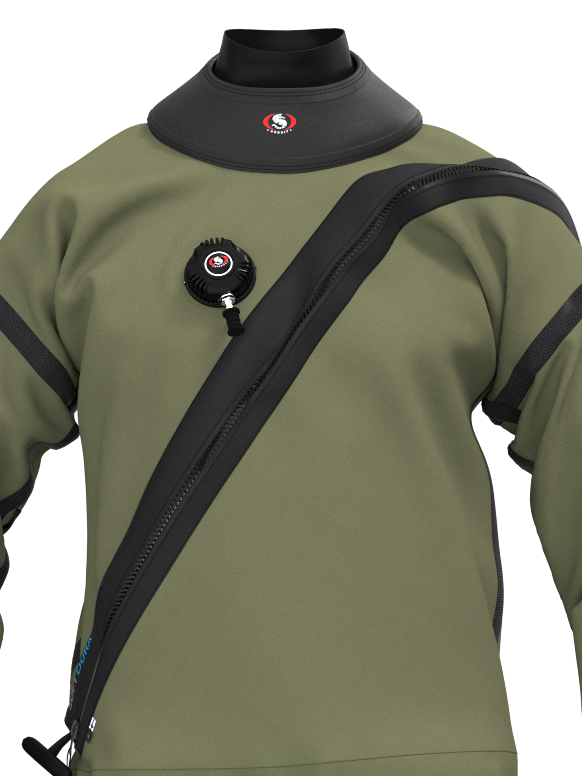 Suchy kombinezon Ursuit Softdura wykonany z trwałego, trójwarstwowego materiału z wzmocnieniami Cordura, przeznaczony do technicznego i rekreacyjnego nurkowania.