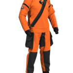 Suchy kombinezon Ursuit Softdura wykonany z trwałego, trójwarstwowego materiału z wzmocnieniami Cordura, przeznaczony do technicznego i rekreacyjnego nurkowania.