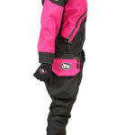 Damski suchy kombinezon Ursuit One Endurance Lady z materiału Softdura, teleskopową talią, przednim zamkiem, kieszeniami bellow i lekkimi butami Tech Dry Boots.