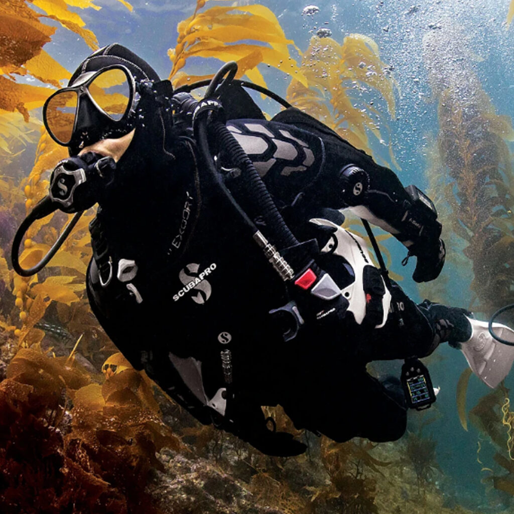 ScubaPro Exodry Drysuit – suchy skafander z neoprenu 4 mm z lateksowymi uszczelnieniami i półsztywnymi butami, zaprojektowany dla komfortu i pełnej mobilności pod wodą.