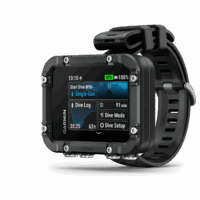 Garmin Descent X30, komputer nurkowy o przekątnej 2,4″, z wyraźnym, kolorowym wyświetlaczem. Widoczne są ikony symbolizujące poszczególne funkcje, takie jak wytrzymała konstrukcja, łatwe w obsłudze przyciski, profile nurkowania, nawigacja GPS i wskaźniki głębokości.