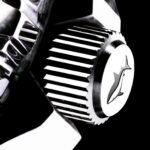 Chris Benz Depthmeter Chronograph 300M – zegarek nurkowy z kopertą ze stali nierdzewnej, szafirowym szkłem, analogowym głębokościomierzem i luminescencyjnymi wskazówkami.
