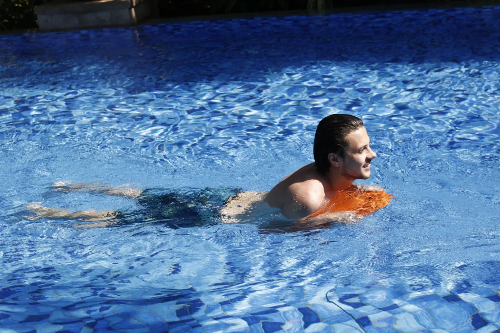 SUBLUE Swii skuter do nauki pływania używany przez mężczyznę w basenie